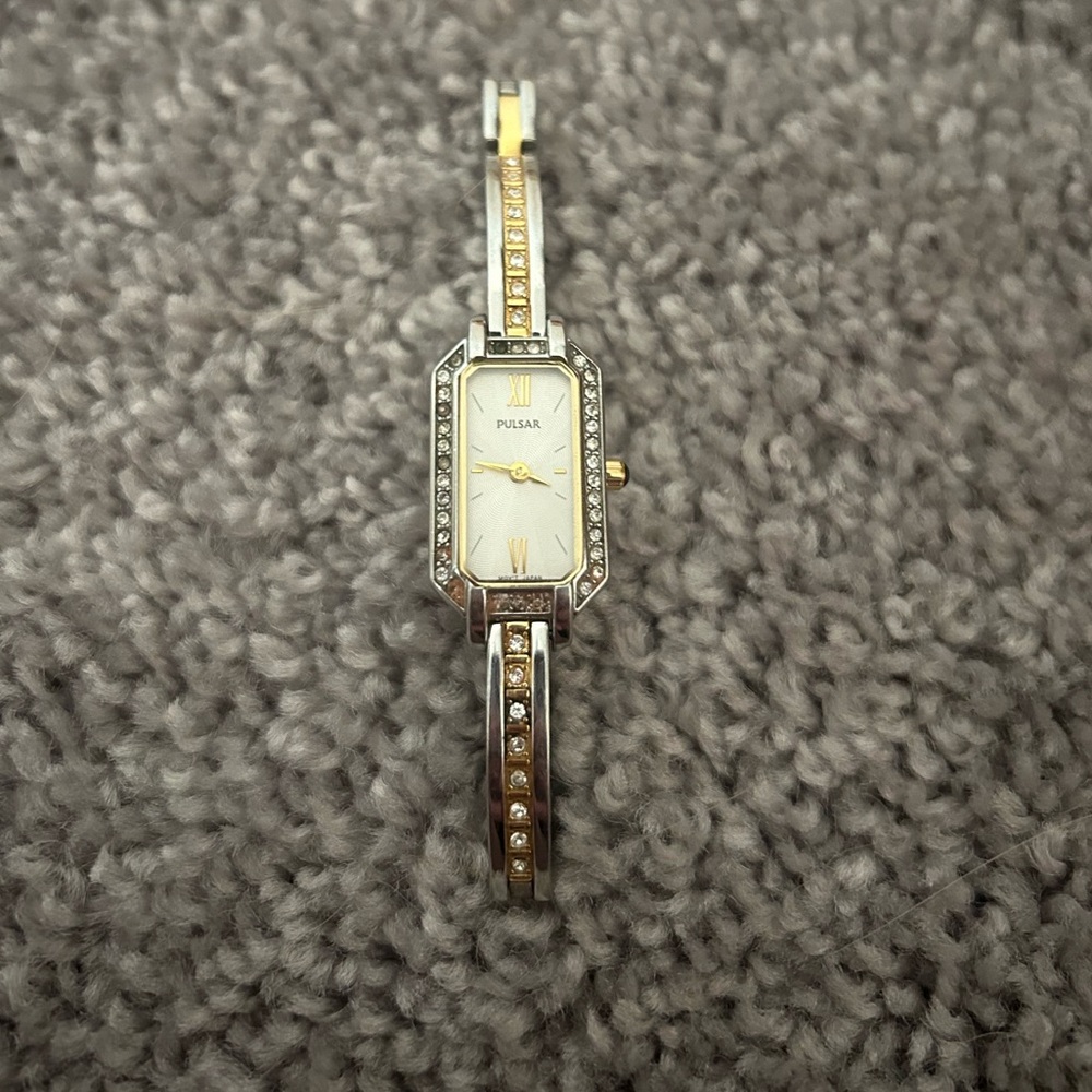 Pulsar Gold Watch Elegant Accessories